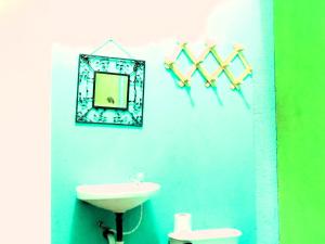 uma casa de banho com um lavatório e um espelho na parede em Casa Reyna em Moyogalpa