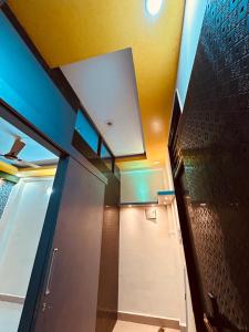 Cette chambre dispose d'un réfrigérateur et d'un plafond. dans l'établissement Jadoon Homestay near Prem Mandir, à Vrindavan
