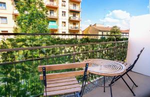 a wooden bench sitting on top of a balcony at Europe Station Rooms in Parma