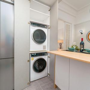 uma cozinha com máquina de lavar e secar roupa em Plaka Sofi Suite em Atenas