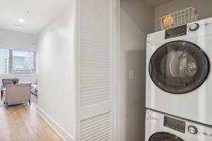 紐奧良的住宿－The Eleanor New Orleans，一间厨房,在房间内配有洗衣机和烘干机