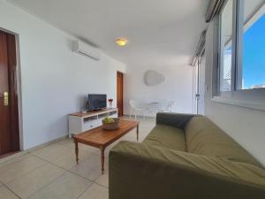 een woonkamer met een bank en een tafel bij Bubu Beach 5 Ático in Los Cristianos