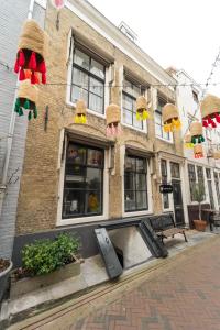 ein Backsteingebäude mit Weihnachtsdekoration darauf in der Unterkunft B&B De zilveren reiger in Middelburg