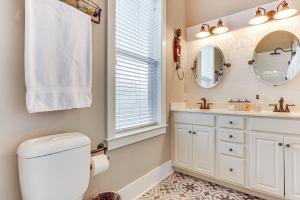 Ένα μπάνιο στο Charming Wilmington Cottage - Walk to Downtown! +24 φωτογραφίες