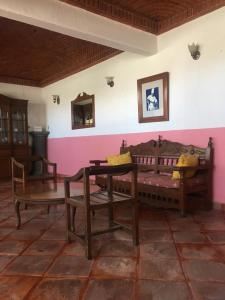 a room with a table and a bench in a room at Olivos Habitación cuádruple in Tequisquiapan