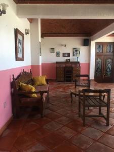 a living room with two benches and a table at Olivos Habitación cuádruple in Tequisquiapan