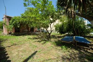 um banco azul num quintal ao lado de uma casa em Mary's Garden House em Peroulades