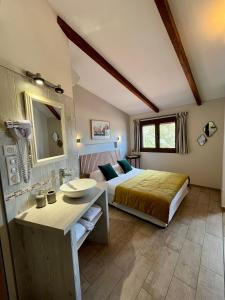 - une chambre avec un lit et un lavabo dans l'établissement L'Albadu, à Corte