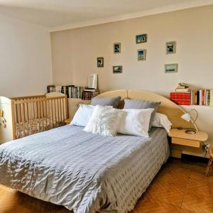 1 dormitorio con cama con almohadas blancas y mesa en Casa dos Amigos, en Ansião