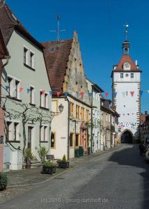 una calle vacía en un pueblo con una torre de reloj en Luitpold14 Prichsenstadt, en Prichsenstadt