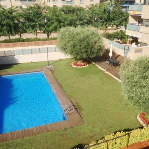 una vista aérea de una gran piscina en un patio en Calella Can Saula, en Calella