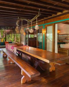 a large wooden table sitting in a room at Bahia Soul - Casa Mutá - Barra Grande - Península de Maraú in Barra Grande