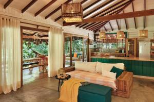 a living room with a couch and a kitchen at Bahia Soul - Casa Mutá - Barra Grande - Península de Maraú in Barra Grande