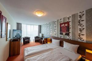 TV a/nebo společenská místnost v ubytování PANORAMA HOTEL in Neustadt an der Weinstraße