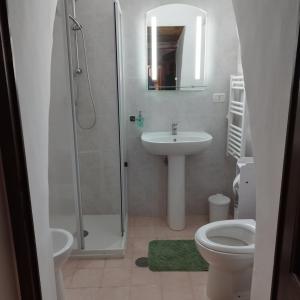 un bagno con lavandino, WC e doccia di Casa Vacanza A DUE PASSI DA a Orvieto