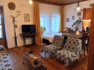 ein Wohnzimmer mit einem Bett, einem Sofa und einem Tisch in der Unterkunft STELLA'S AND EVI'S HOUSE in Agios Nikolaos