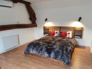 ein Schlafzimmer mit einem großen Bett in einem Zimmer in der Unterkunft Maison de campagne in Amponville