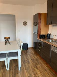 a small kitchen with a white table and a kitchen gmaxwell gmaxwell gmaxwell gmaxwell at Aurich City Loft in Aurich
