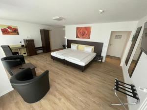 Postel nebo postele na pokoji v ubytování PANORAMA HOTEL in Neustadt an der Weinstraße