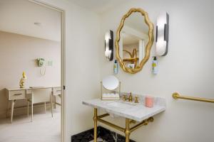 Et badeværelse på The Goodtime Hotel, Miami Beach a Tribute Portfolio Hotel