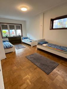 Habitación con 3 camas y 2 ventanas en Sleep Point Bremermann en Bremen