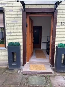 una puerta delantera de una casa con puerta de madera en Sleep Point Bremermann en Bremen