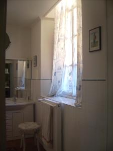 La salle de bains est pourvue d'une fenêtre, d'un lavabo et d'une douche. dans l'établissement Chambres d'hôtes & Gîtes du Château de Grand Rullecourt, à Grand Rullecourt