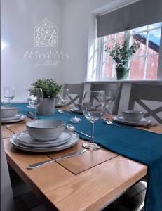 A restaurant or other place to eat at Guildhall - Beauluxe Properties large property - 3 bedroom - 4 beds - sleeps upto 6 people