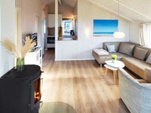 - un salon avec un canapé et une cheminée dans l'établissement 4 person holiday home in Gelting, à Gelting