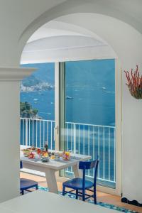 uma sala de jantar com uma mesa e cadeiras numa varanda em Hotel Le Terrazze em Conca dei Marini