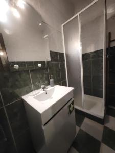 W łazience znajduje się umywalka i prysznic. w obiekcie Village paradise w mieście São Bartolomeu de Messines