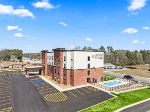 The swimming pool at or close to Cobblestone Hotel & Suites - Cullman