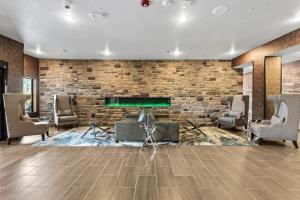 A seating area at Cobblestone Hotel & Suites - Cullman