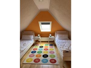 Cette chambre dispose de 2 lits et d'un tapis. dans l'établissement Anton - Haus Deichperle, à Dornumersiel