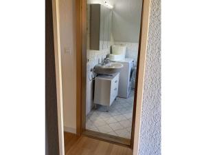 La salle de bains est pourvue d'un lavabo et d'un miroir. dans l'établissement Anton - Haus Deichperle, à Dornumersiel