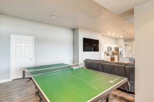 Stolní tenis v ubytování Palmer Apartment with Peaceful Pond and Kayaks! nebo okolí