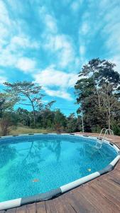 una gran piscina en la parte superior de una terraza de madera en Cabaña Magui., en Aguas Zarcas