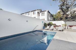 ein Swimmingpool im Hinterhof eines Hauses in der Unterkunft DellaTerra-1-PV 1st Floor in Bucerías