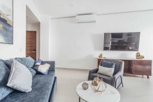 ein Wohnzimmer mit Sofa und Tisch in der Unterkunft DellaTerra-1-PV 1st Floor in Bucerías