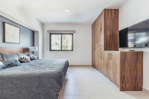 ein Schlafzimmer mit großem Bett und Flachbildfernseher in der Unterkunft DellaTerra-1-PV 1st Floor in Bucerías + 41 Fotos