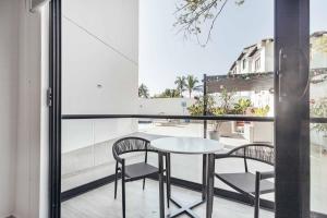 ein Esszimmer mit Tisch und Stühlen auf einem Balkon in der Unterkunft DellaTerra-1-PV 1st Floor in Bucerías