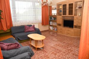 Sala de estar con 2 sofás y mesa en Cs-Cs Vendégház, en Fonyód