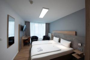 Postel nebo postele na pokoji v ubytování PANORAMA HOTEL in Neustadt an der Weinstraße