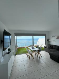 拉克魯斯的住宿－BEAUTIFUL OCEAN VIEW，客厅配有桌子,享有海景