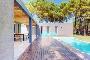 Casa con terraza de madera y piscina en Barrio privado La Herradura en Pinamar