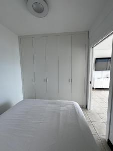 拉克魯斯的住宿－BEAUTIFUL OCEAN VIEW，白色卧室配有一张白色的大床