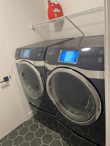 Photo de la galerie de l'établissement Emerald Suite with 2 beds - 10 minutes from downtown, à Calgary