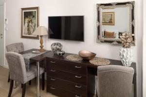 Televízia a/alebo spoločenská miestnosť v ubytovaní Apartments Studios 81