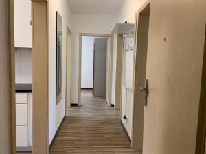 einem Korridor von Korridoren in einem Bürogebäude mit Holzböden in der Unterkunft BestBoarding24 in Schöllkrippen