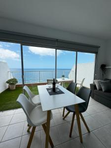 拉克魯斯的住宿－BEAUTIFUL OCEAN VIEW，享有美景的客房内配有白色的桌椅